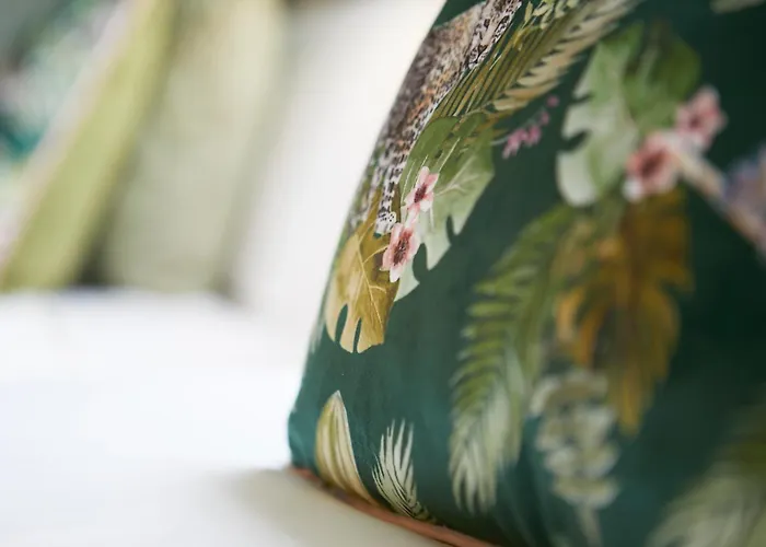 Crows Nest - Near North Bay * Scarborough