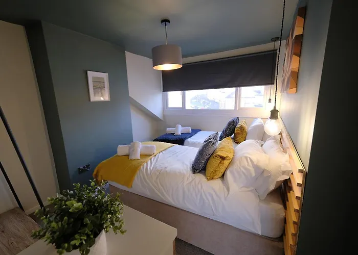 Crows Nest - Near North Bay Scarborough